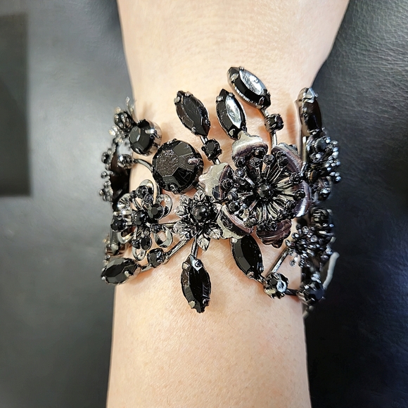 NWT WHBM Cuff Bracelet Floral Pattern Black Color Stones - Picture 7 of 9